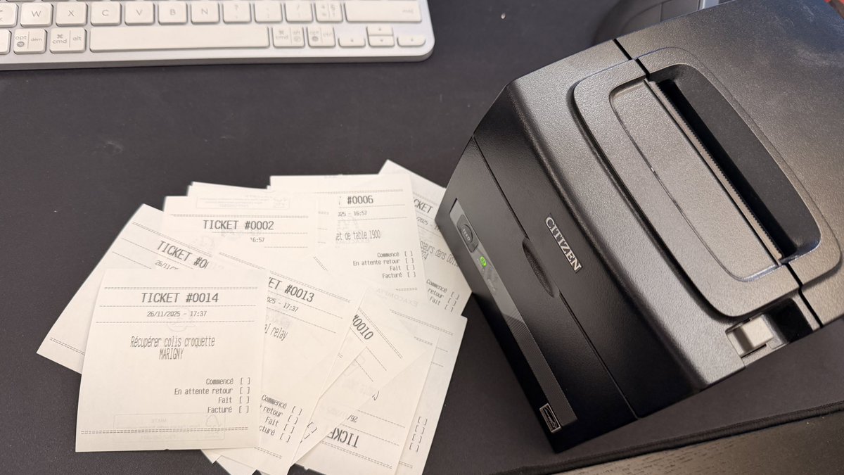 sarddou's tweet image. Une heure à perdre cet après midi.
Je tombe sur une vidéo d’une fille qui se sert d’une imprimante à ticket pour gérer ses tâches.

En 20 minutes, on ressort la vieille Citizen qui traîne au bureau, un script python, un peu de Apple script et voilà !

Avec juste un clavier,…