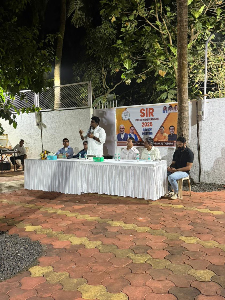 annamalai_k's tweet image. Delighted to meet our energetic Booth level karyakarthas, Booth Presidents and BLAs of Panaji, Taleigao and Tivim assembly constituencies as part of the review of the ongoing SIR exercise of @BJP4Goa. 

@ShetSadanand @NilkantHalarnk1 @DamuNaik @sidkuks @RKamatOfficial…