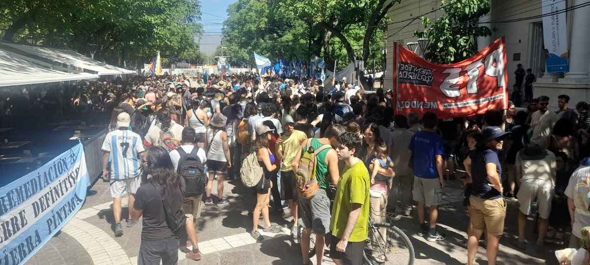 myriambregman's tweet image. ¡ATENCIÓN: EL PUEBLO DE MENDOZA SALE A LA CALLE A DEFENDER EL AGUA!

¿Se puede vivir en un país donde los ríos de montaña se convierten en vertederos mineros de cianuro, mercurio, ácido sulfúrico y otras sustancias contaminantes? La respuesta del pueblo de Mendoza es un rotundo…