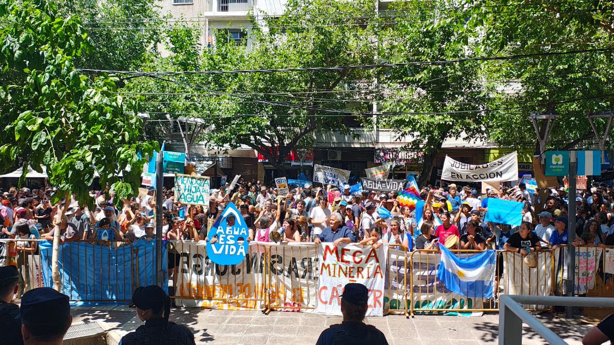 myriambregman's tweet image. ¡ATENCIÓN: EL PUEBLO DE MENDOZA SALE A LA CALLE A DEFENDER EL AGUA!

¿Se puede vivir en un país donde los ríos de montaña se convierten en vertederos mineros de cianuro, mercurio, ácido sulfúrico y otras sustancias contaminantes? La respuesta del pueblo de Mendoza es un rotundo…