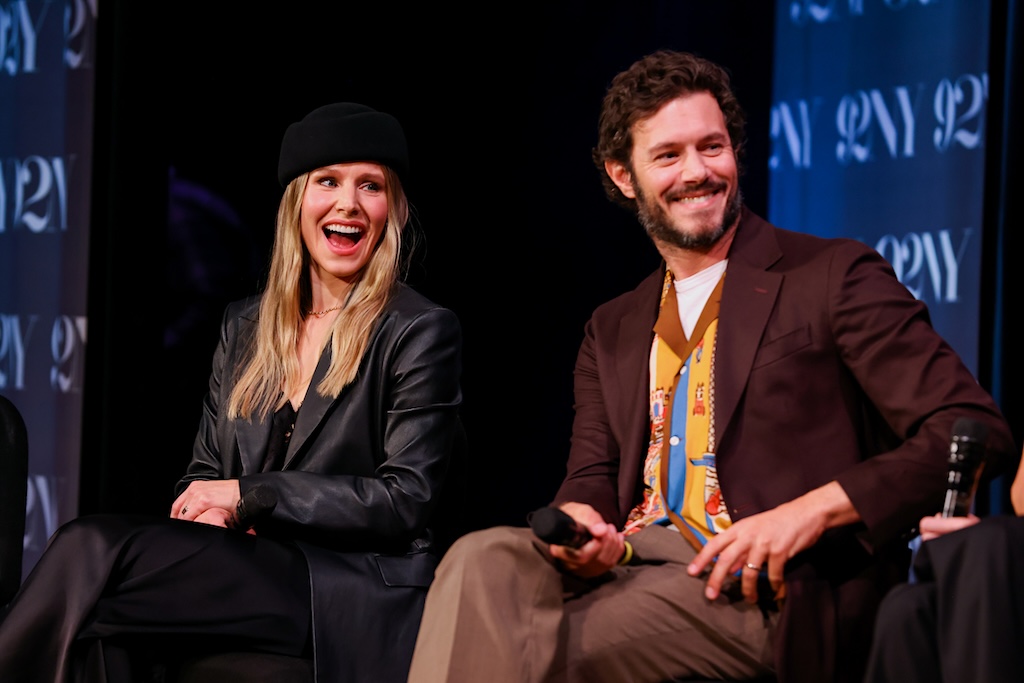 CreativeScreen's tweet image. The first season, it was very clear with moments like the first kiss, the first ‘I love you,’ or figuring out exclusivity. Those were pivotal milestones. #ErinFoster - creator #NobdodyWantsThis tinyurl.com/yj75d5v3