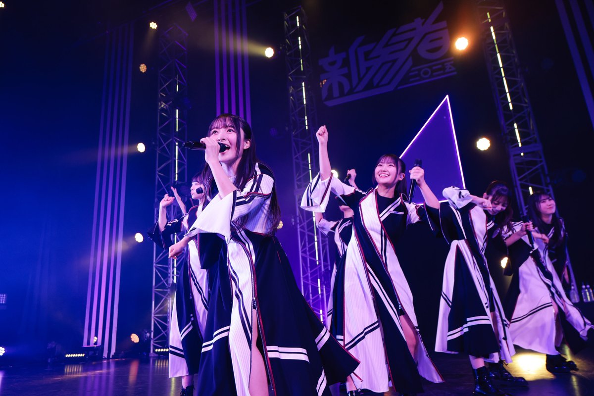 oricon's tweet photo. 日向坂46五期生『新参者』全10公演を完走✨

約30曲振り入れの不安乗り越え「未来をつくる五期生になりたい」☀️🌈

📸ライブ写真32点あり
https://t.co/dpwdCeKIuB

#新参者 #おひさまと好きを超えろ https://t.co/te57KEDfgq