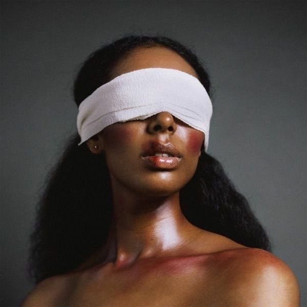 florencemeta's tweet image. #16JoursDActivisme
L’ORIGINE DU SILENCE 

Elle a vu son père battre sa mère,
Elle a vu sa mère crier à bout de douleur.
Enfant, son cœur n’avait que des blessures,
Sa vison du monde n’était que fissure.
Ses yeux n’avaient qu’une seule capture,
Celle d’un père qui torture,
Un père…