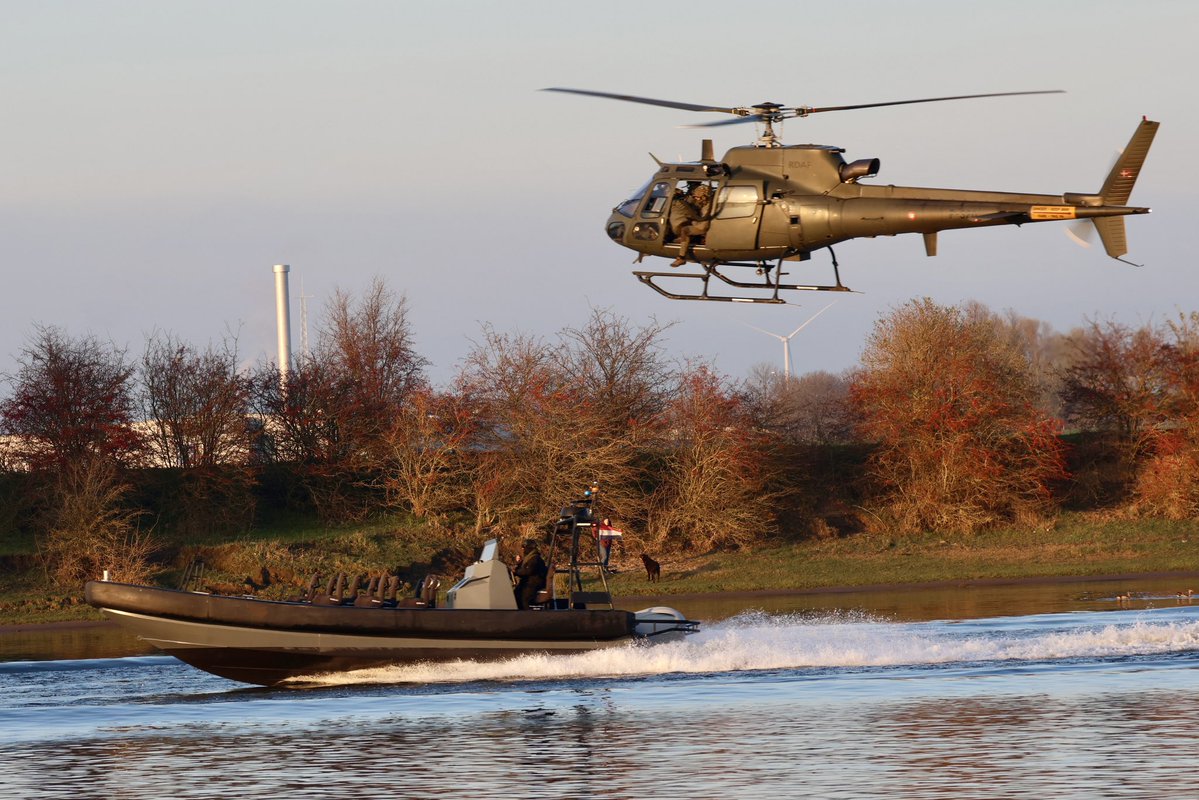 Basdelaat77's tweet image. It was spectacular to watch the fast-roping exercise with Dutch Police AW139 and Danish Air Force AS550 Fennec on the river Maas (1/4)

@DePolitieheli @Defensie #NLspot #aviation #avgeek #aviationphotography #planespotting #watvliegter