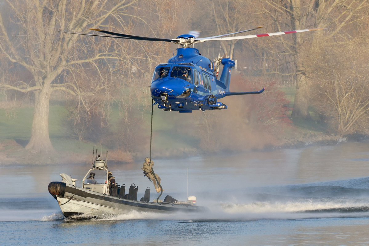 Basdelaat77's tweet image. It was spectacular to watch the fast-roping exercise with Dutch Police AW139 and Danish Air Force AS550 Fennec on the river Maas (1/4)

@DePolitieheli @Defensie #NLspot #aviation #avgeek #aviationphotography #planespotting #watvliegter