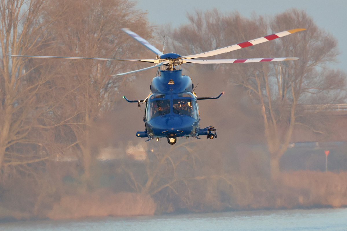 Basdelaat77's tweet image. It was spectacular to watch the fast-roping exercise with Dutch Police AW139 and Danish Air Force AS550 Fennec on the river Maas (1/4)

@DePolitieheli @Defensie #NLspot #aviation #avgeek #aviationphotography #planespotting #watvliegter