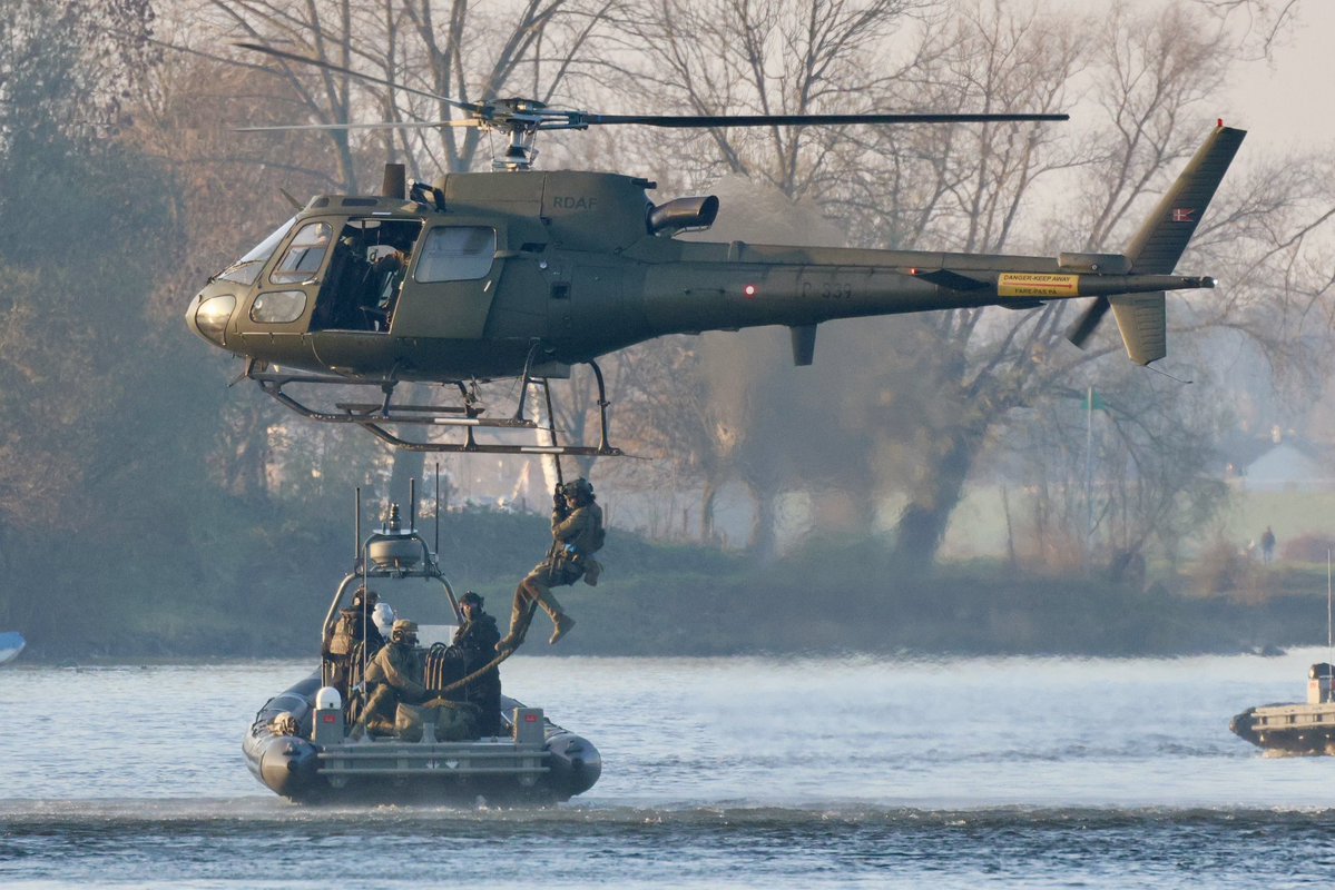 Basdelaat77's tweet image. It was spectacular to watch the fast-roping exercise with Dutch Police AW139 and Danish Air Force AS550 Fennec on the river Maas (1/4)

@DePolitieheli @Defensie #NLspot #aviation #avgeek #aviationphotography #planespotting #watvliegter