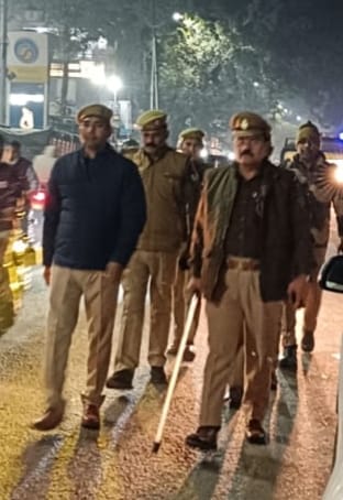 DCPYNagarPrj's tweet photo. कमिश्नरेट प्रयागराज के यमुनानगर जोन में शांति एवं कानून-व्यवस्था को बनाए रखने के दृष्टिगत विभिन्न थानों द्वारा प्रमुख चौराहों, बाजारों व अन्य सार्वजनिक स्थानों पर #पैदल_गश्त कर संदिग्ध व्यक्ति/वाहनों की सघन चेकिंग की गई। https://t.co/LcqoNNaUQb