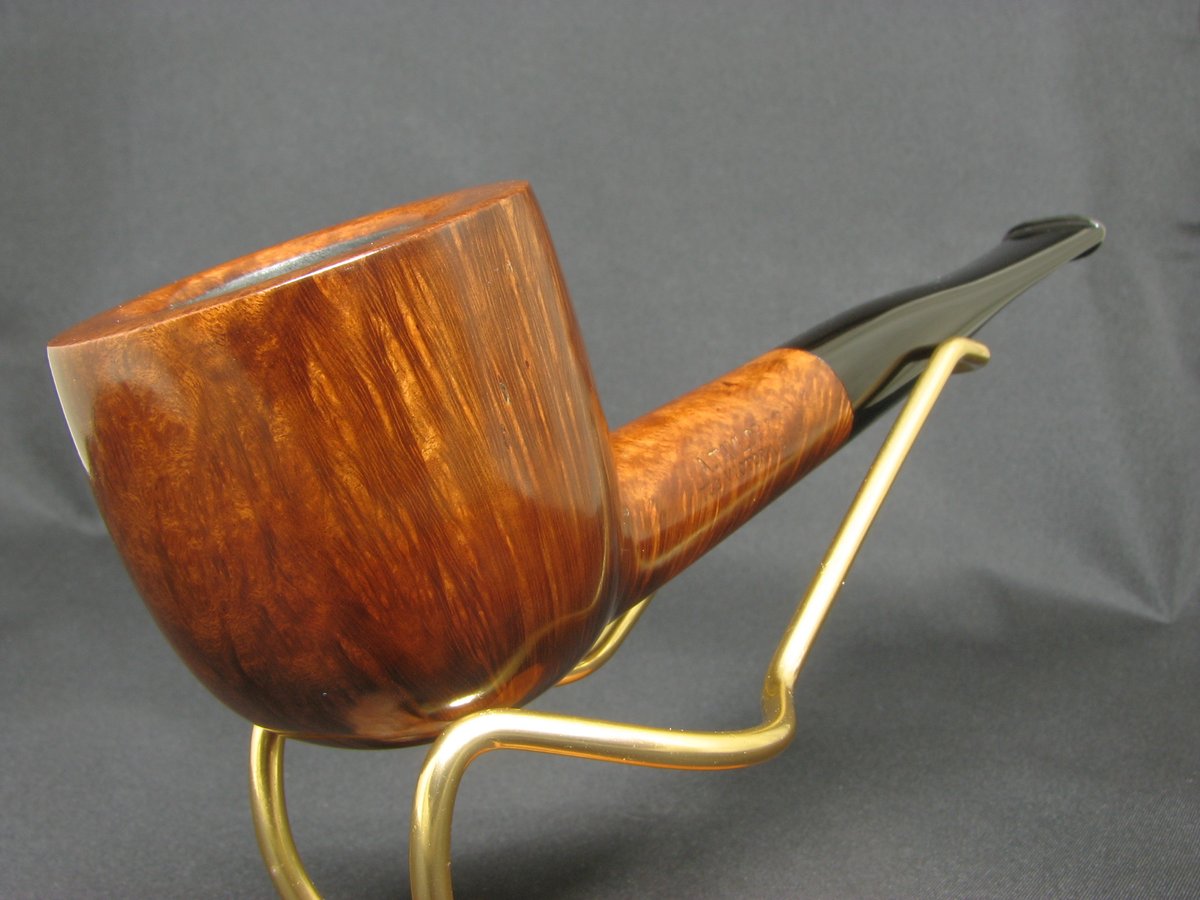 Such pipes were sold in Abraham Taylor's shop, a 10-minute walk from Buckingham Palace. More about the pipe and the tobacconist at vkpipes.com/pipeline/a-tay…