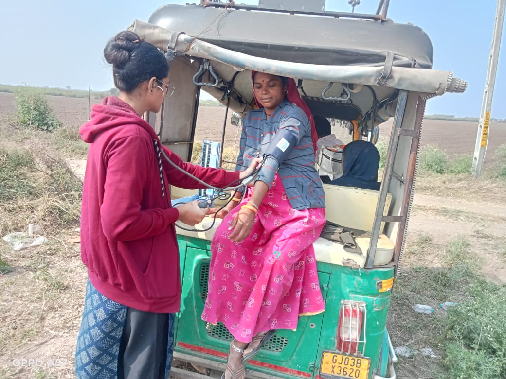 makvana_pa37649's tweet image. આજરોજ જોડીયા તાલુકાના આયુષ્યમાન આરોગ્ય મંદિર બાલંભા 1 ખાતે મહિનાના ચોથા બુધવારે વાડી વિસ્તારમાં મમતા દિવસની ઉજવણી કરવામાં આવી તેમાં સગર્ભામાતા ધાત્રીમાતા 0-5વર્ષના બાળકોનું રસીકરણ તેમજ સ્ક્રીનીંગ કરવામાં આવ્યું તેમજ પોષણયુક્ત ખોરાક વિશે માહિતી આપવામાં આવી.
#મમતાદિવસ 
#healthcare