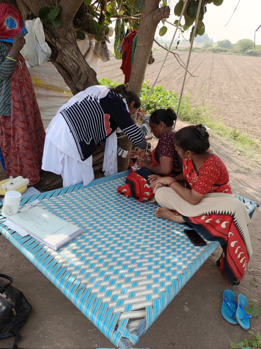 makvana_pa37649's tweet image. આજરોજ જોડીયા તાલુકાના આયુષ્યમાન આરોગ્ય મંદિર બાલંભા 1 ખાતે મહિનાના ચોથા બુધવારે વાડી વિસ્તારમાં મમતા દિવસની ઉજવણી કરવામાં આવી તેમાં સગર્ભામાતા ધાત્રીમાતા 0-5વર્ષના બાળકોનું રસીકરણ તેમજ સ્ક્રીનીંગ કરવામાં આવ્યું તેમજ પોષણયુક્ત ખોરાક વિશે માહિતી આપવામાં આવી.
#મમતાદિવસ 
#healthcare