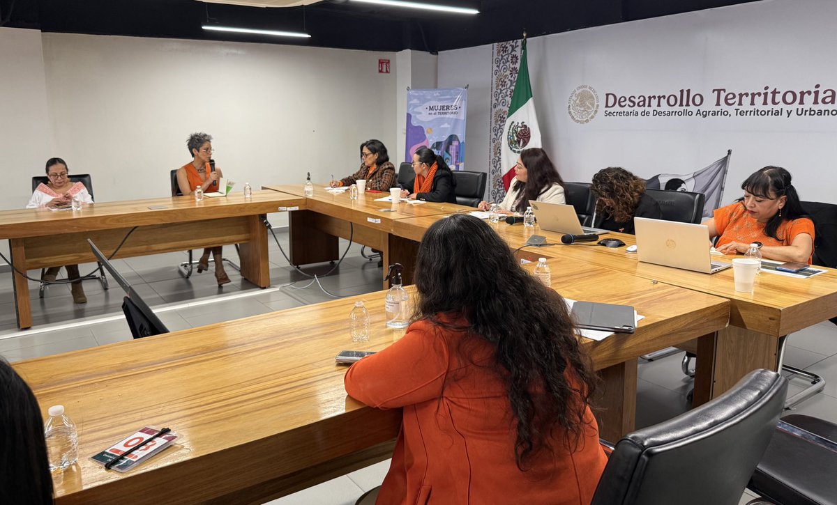 SEDATU_mx's tweet photo. #Boletín 

Refrendamos nuestro compromiso de construir territorios seguros para las mujeres y niñas.

Trabajamos en acciones concretas para cerrar las brechas de género en la propiedad social, el acceso a la vivienda y la movilidad urbana.

#25N 🟠

https://t.co/1F1Od7ehiu https://t.co/VCjCSQBIsQ