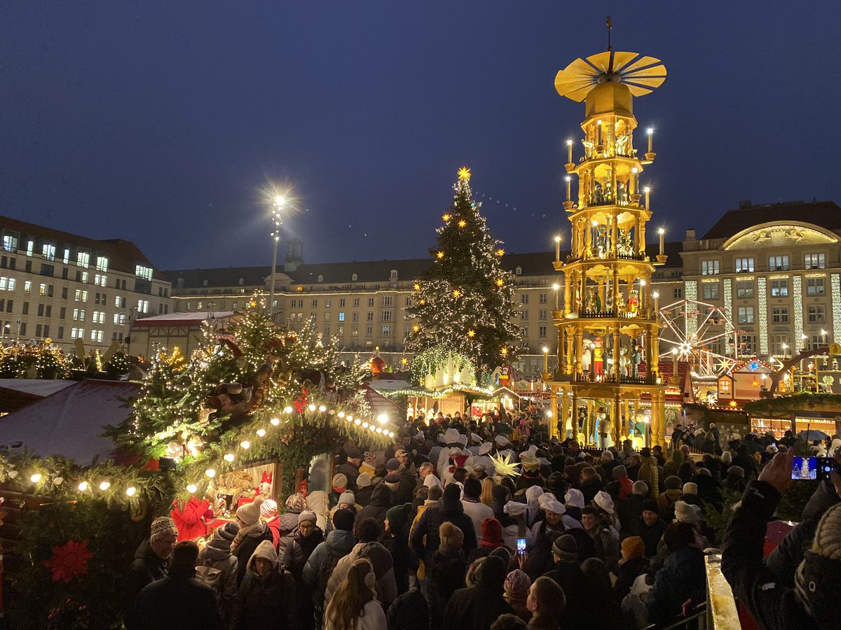 mit einem Ökumenischen Gottesdienst in der Kreuzkirche und einem Zug zum Altmarkt wurde heute 16:30 Uhr der 591. #Striezelmarkt in Dresden eröffnet; die Bäckerinnung brachte einen extralangen Stollen mit - viel Freude allen Besuchern aus Nah und Fern beim striezeln
