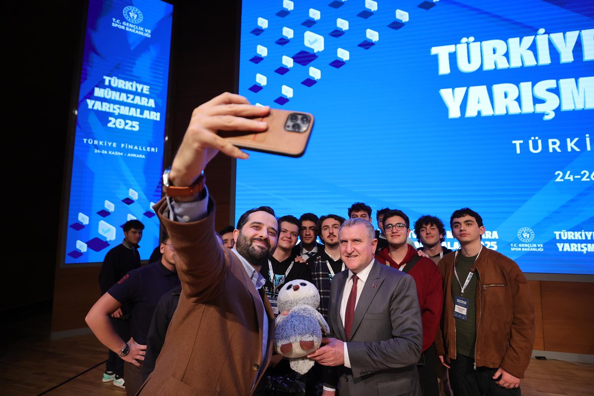Bakanlığımızda 2025 Türkiye Münazara Yarışmaları Finalini başarıyla gerçekleştirdik.🇹🇷

Hayalleri, idealleri, güçlü fikirleri ve entelektüel donanımlarıyla kürsüde yer alan tüm gençlerimizi kutluyor; şampiyonluğa uzanan takımlarımızı gönülden tebrik ediyorum.🎤💬💙👏🏻