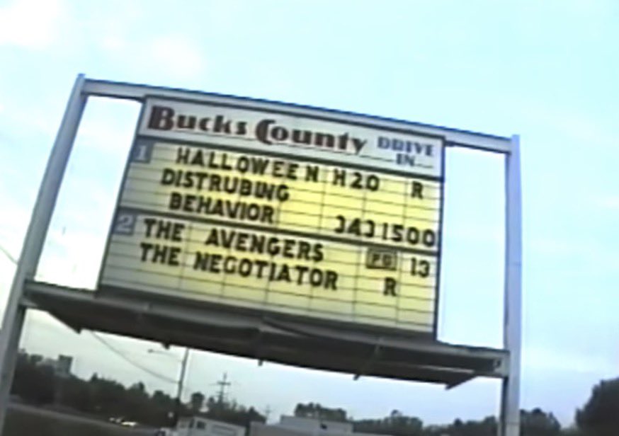 SourceHalloween's tweet image. A new video surfaced Youtube of a recording of 2 friends going to a Halloween H2O screening at a Drive-in theater in 1998 🔪🧡

youtu.be/pQO-5nSx-Pk?si…