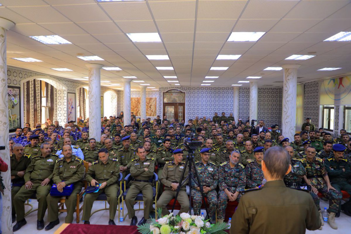 اختتام دورات «البنيان المرصوص» بكلية التدريب في أكاديمية الشرطة 

#وزارة_الداخلية
#الإعلام_الأمني_اليمني 
 6 جمادى الأخرة 1447هــ

اختتمت كلية التدريب بأكاديمية الشرطة، بالتعاون مع الإدارة العامة للتدريب والتأهيل بوزارة الداخلية، اليوم، عدداً من الدورات التخصصية للعاملين في مراكز