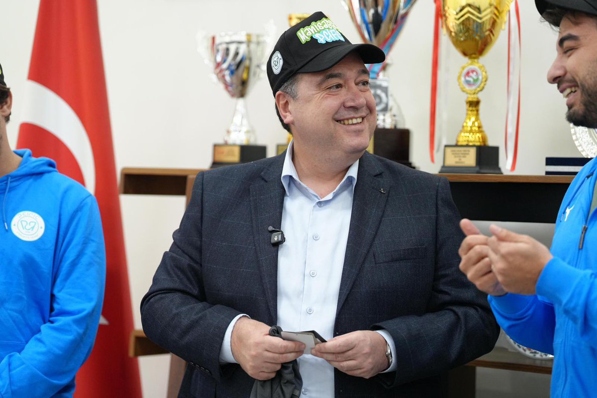 besimecz's tweet image. Manisa Büyükşehir Belediyesporumuzun altın çocukları ile bir araya geldik. 💪🏻🥇

Manisa Büyükşehir Belediyespor Kulübümüzü ziyaret ederek, göğsümüzü kabartan şampiyonlarımız, teknik heyetimiz ve yönetimimizle buluştuk. Emeklerinin karşılığını kupalarla ve madalyalarla taçlandıran…