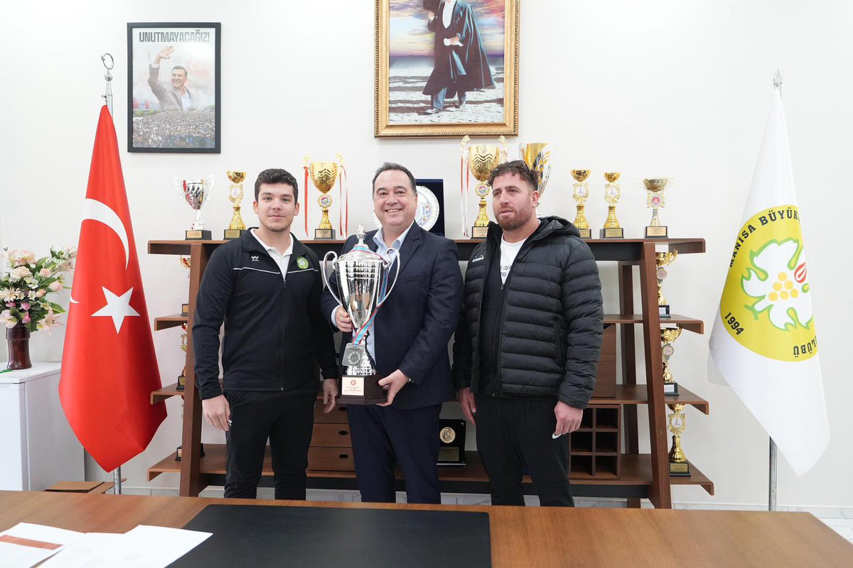 besimecz's tweet image. Manisa Büyükşehir Belediyesporumuzun altın çocukları ile bir araya geldik. 💪🏻🥇

Manisa Büyükşehir Belediyespor Kulübümüzü ziyaret ederek, göğsümüzü kabartan şampiyonlarımız, teknik heyetimiz ve yönetimimizle buluştuk. Emeklerinin karşılığını kupalarla ve madalyalarla taçlandıran…