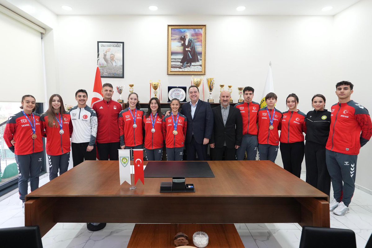 besimecz's tweet image. Manisa Büyükşehir Belediyesporumuzun altın çocukları ile bir araya geldik. 💪🏻🥇

Manisa Büyükşehir Belediyespor Kulübümüzü ziyaret ederek, göğsümüzü kabartan şampiyonlarımız, teknik heyetimiz ve yönetimimizle buluştuk. Emeklerinin karşılığını kupalarla ve madalyalarla taçlandıran…