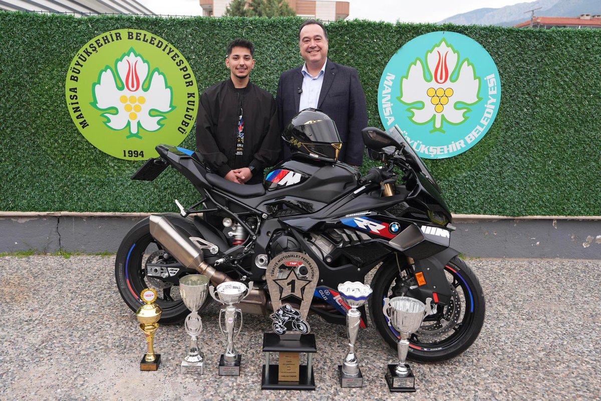 besimecz's tweet image. Manisa Büyükşehir Belediyesporumuzun altın çocukları ile bir araya geldik. 💪🏻🥇

Manisa Büyükşehir Belediyespor Kulübümüzü ziyaret ederek, göğsümüzü kabartan şampiyonlarımız, teknik heyetimiz ve yönetimimizle buluştuk. Emeklerinin karşılığını kupalarla ve madalyalarla taçlandıran…