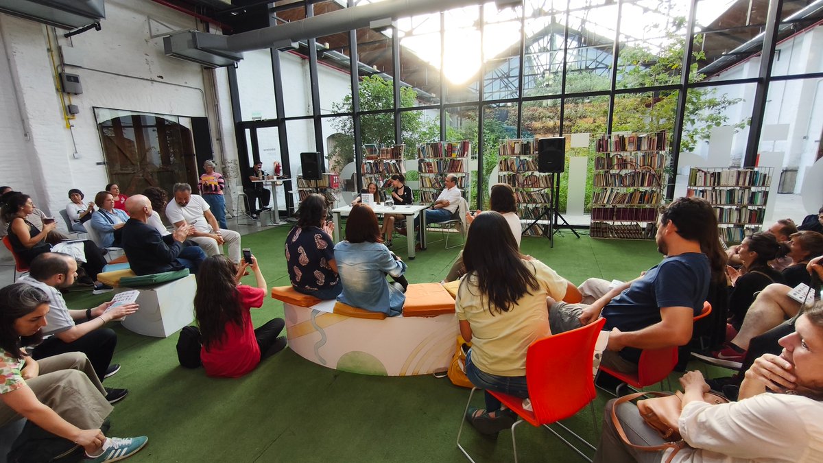 Hermosa foto que me compartió <a href="/natzkerba/">Ilustro Para No Olvidar</a> hoy de la presentación del libro "Memoria de Buenos Aires" (<a href="/FuturockLibros/">Ediciones Futurock</a> ), que hicimos la semana pasada en la biblioteca del Parque de la Estación, Ciudad de Buenos Aires.