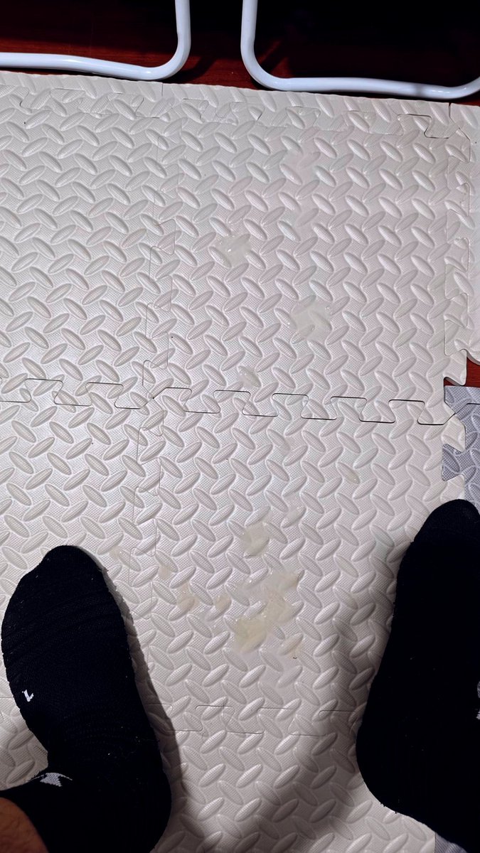 好久没🐍了吗 喷了好多 玩之前还记得找烧杯装一下，玩起来就忘了，明天剪视频，睡觉💤