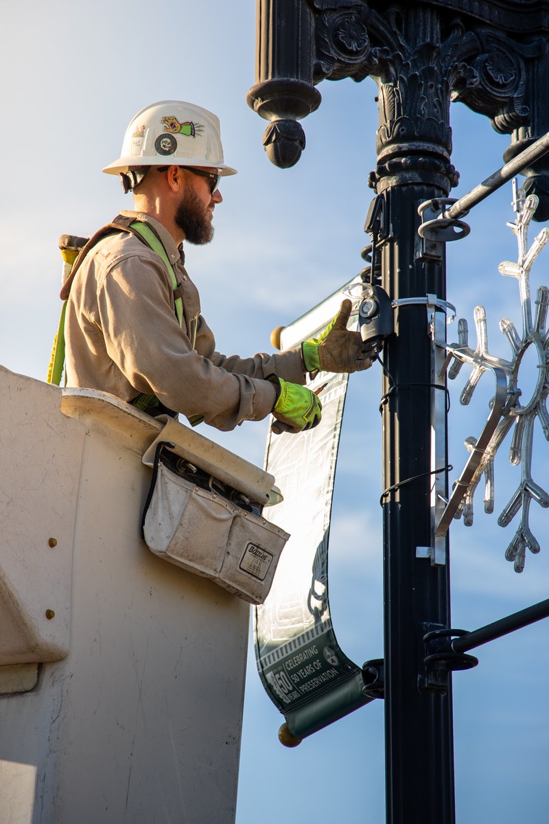 NewsfromJEA's tweet image. Lighting up Springfield with @sparjax feels extra special this time of year. 💡

Proud to help power holiday cheer and community connection. ❄️
#BuildingCommunity