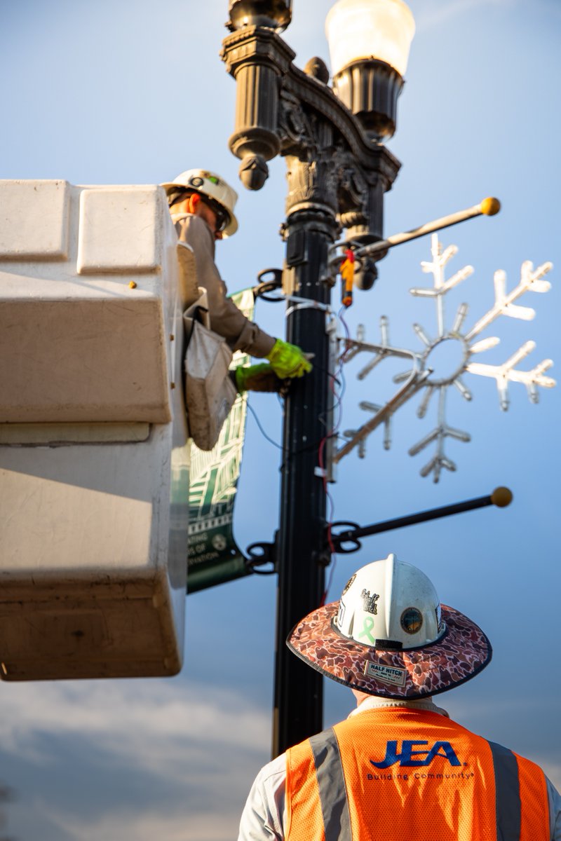 NewsfromJEA's tweet image. Lighting up Springfield with @sparjax feels extra special this time of year. 💡

Proud to help power holiday cheer and community connection. ❄️
#BuildingCommunity