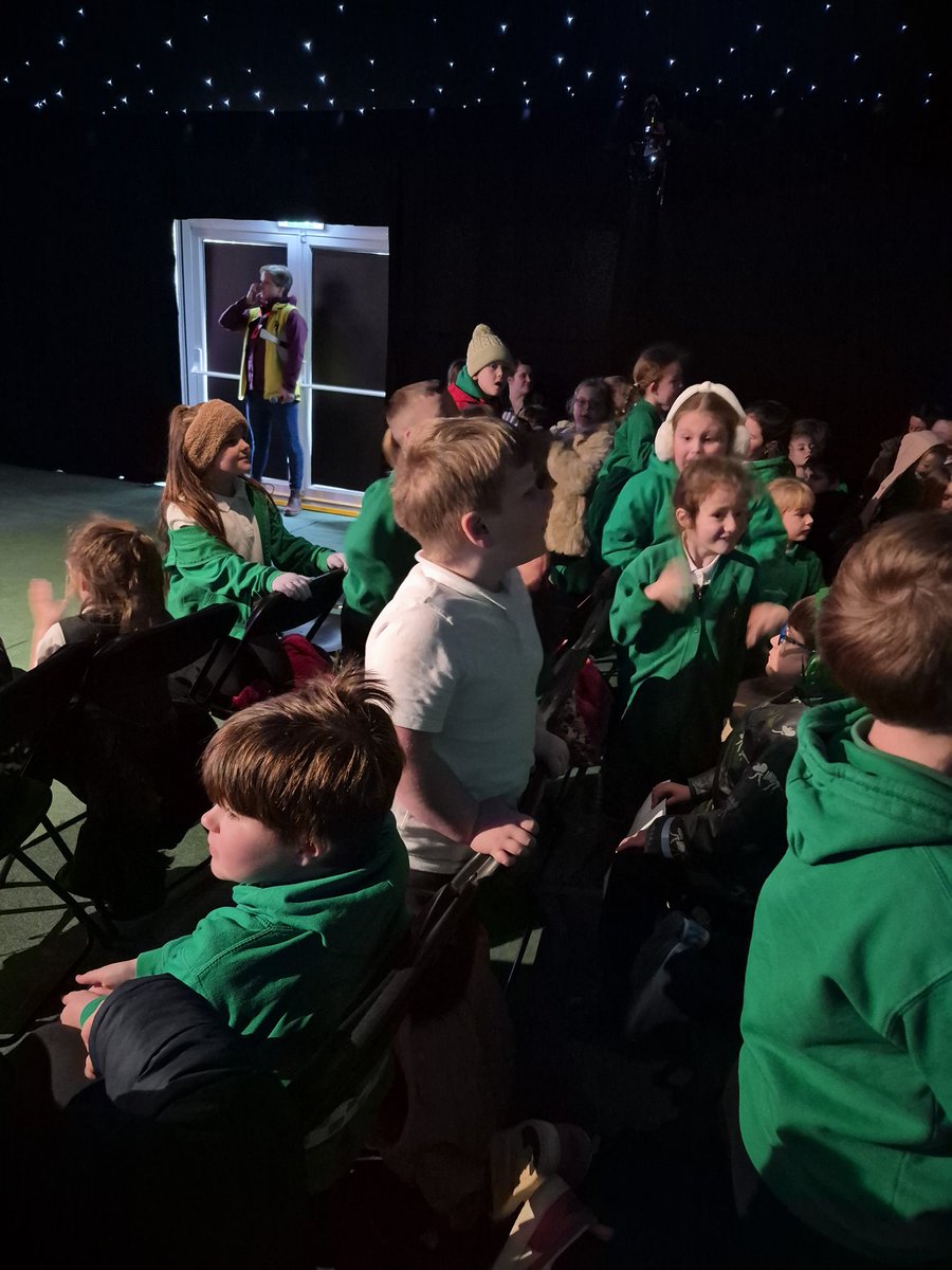 glanhowyprimary's tweet image. Year 2 pupils had an amazing time at the winter @hayfestival. 
We loved the draw with @RobBiddulph session and enjoyed singing at the bus party with Simon and Gecko. @BlaenauGwentCBC @tredegarwales #literacy #LLC #YLliwedd #PenyFan