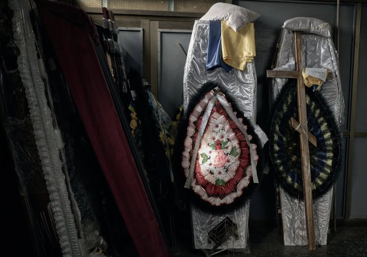 AmourskyCyrille's tweet image. Vous avez osé dire ça ?

Poutine veut la paix ??

Hier, la Russie a tué l&apos;oncle de mon ami proche Kostyantyn Liberov, alors qu&apos;il livrait des produits pour un supermarché en camion.

Voici son cercueil.

Je n&apos;en peux plus de ces &quot;experts&quot; sur nos plateaux. 

Vous êtes une honte🤮