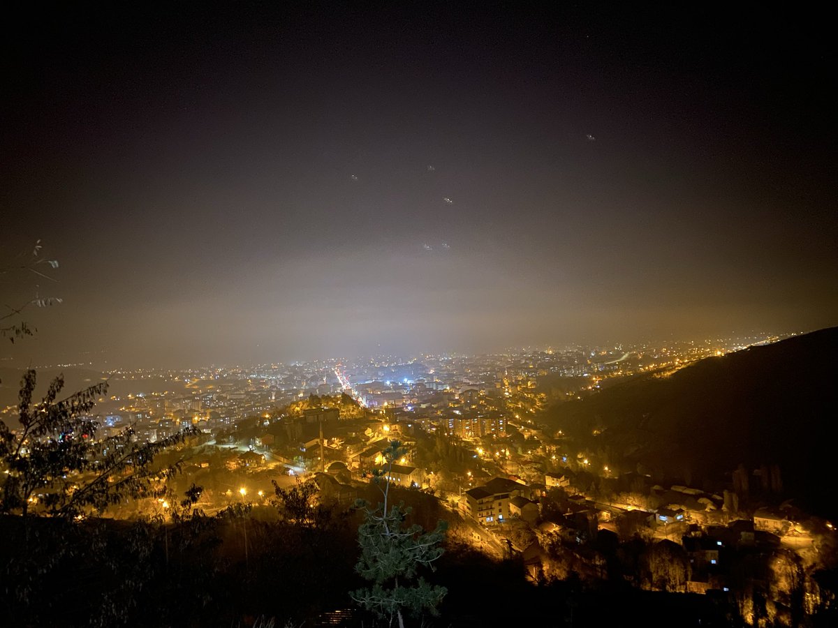 bir esmer kadındır ki, kaldırımlarda gece..