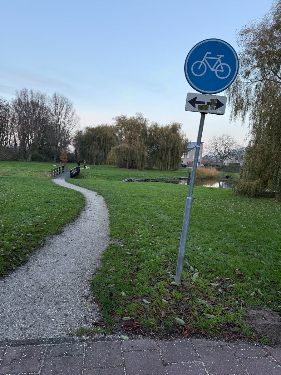 Misleidend bord!!!
Het pad links wordt als fietspad gebruikt. Bord voetgangerspad plaatsen ís wenselijk ⁦<a href="/gem_Lelystad/">Gemeente Lelystad</a>⁩