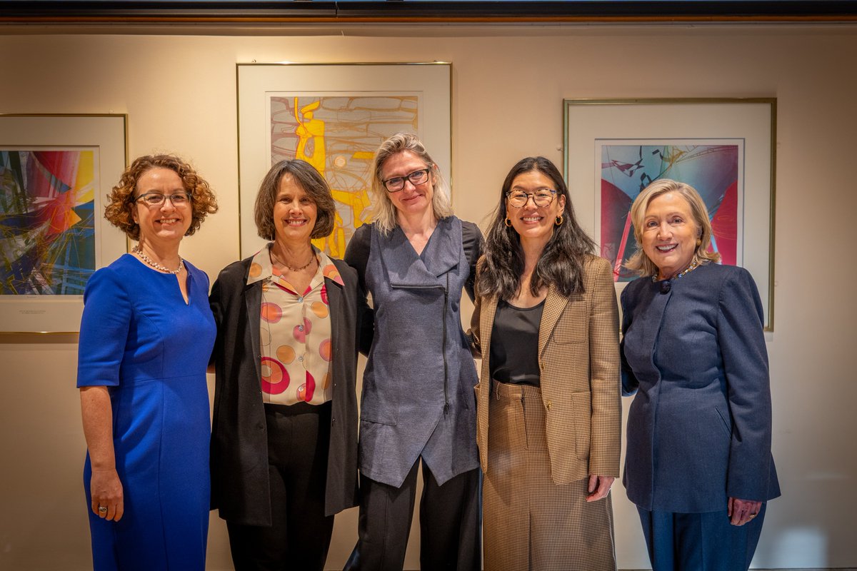 StJohnsOx's tweet photo. We were honoured to welcome Secretary @HillaryClinton to St John's this week, in collaboration with @OxfordHistory, for two days of events celebrating the Hillary Rodham Clinton Chair of Women’s History, held by Professor Sarah Knott.

https://t.co/gyNrrZcEKg https://t.co/tGOiBT1Cek