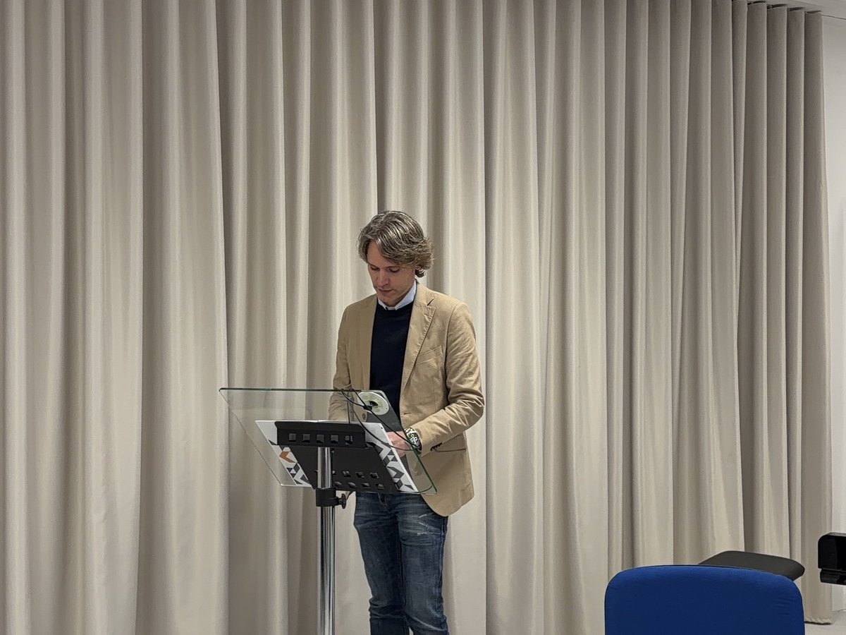 𝟮𝟱𝗡 📖🎼 | Ayer por la tarde tuvimos un encuentro literario-musical en conmemoración del Día Internacional de la Eliminación de la Violencia contra las Mujeres.

En una tertulia dirigida por Carmen Pulgar, la escritora Irene Otero presentó su obra “Los augurios”.

<a href="/EducaAnd/">Consejería Desarrollo Educativo y FP</a>