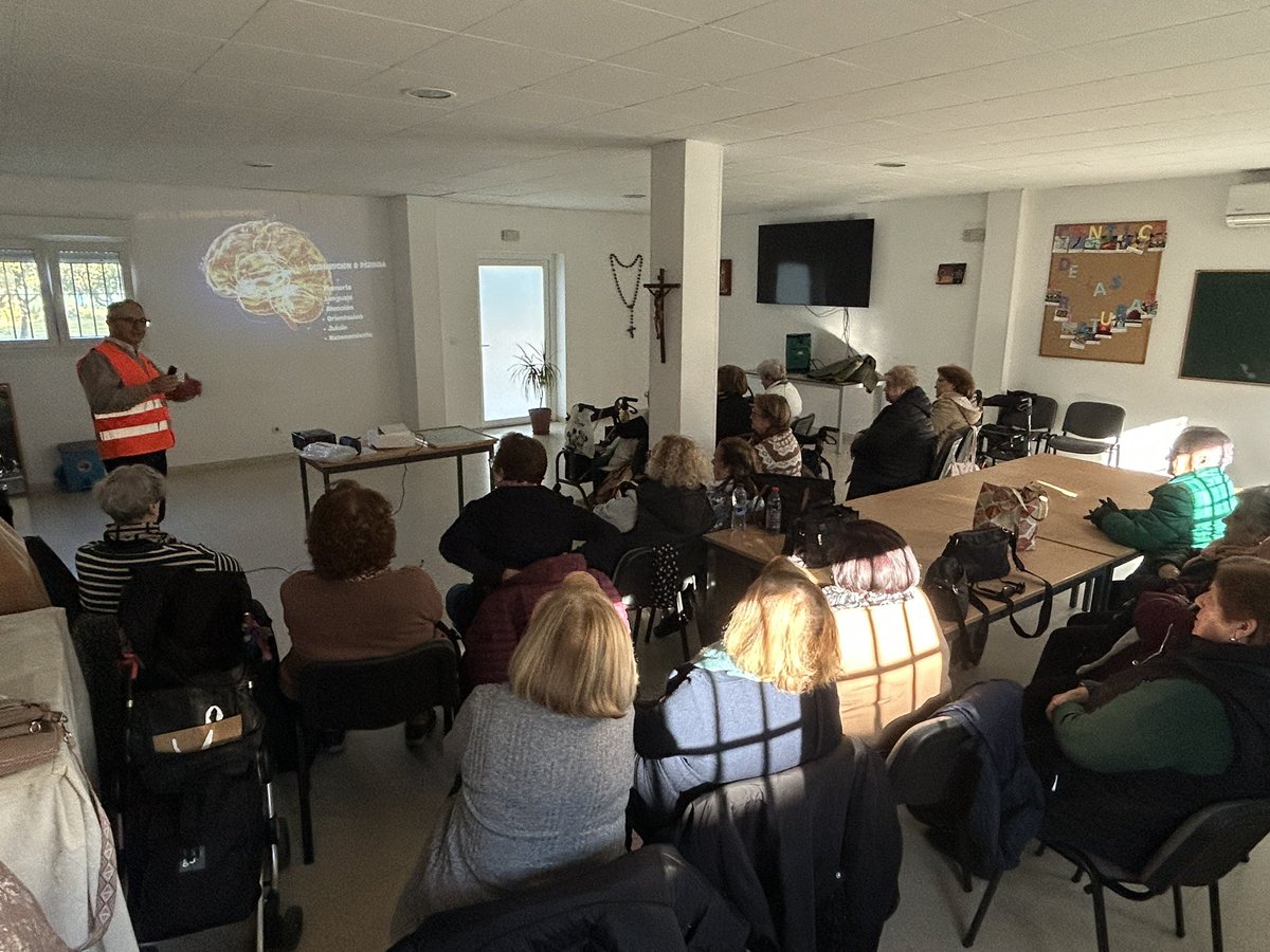 Seguimos impartiendo los talleres de salud a mayores vulnerables <a href="/CaritasSevilla/">Cáritas Sevilla ✳️</a> , donde compañeros del <a href="/COF_Sevilla/">COF Sevilla</a> combina explicaciones sencillas con dinámicas participativas, demostraciones prácticas y actividades que promueven hábitos saludables, autocuidado y prevención.