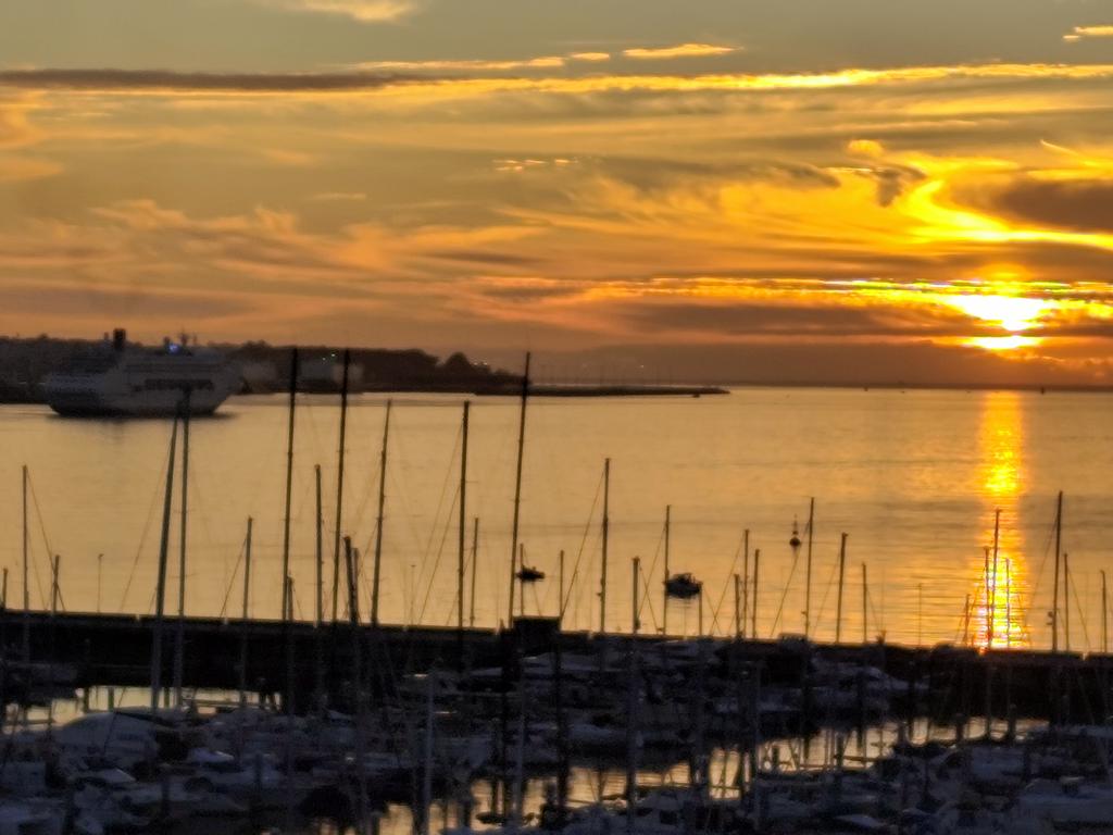 PuertoDeVigo's tweet image. Viendo al #Ambience de @ambassadorcruis amarrado el el @PuertoDeVigo, ¡dan ganas de subir a bordo y zarpar! ⚓ ¿Quién más sueña con el próximo crucero? 🙋‍♀️🌍 #Ambassador #Viajar #CruceroAmbience