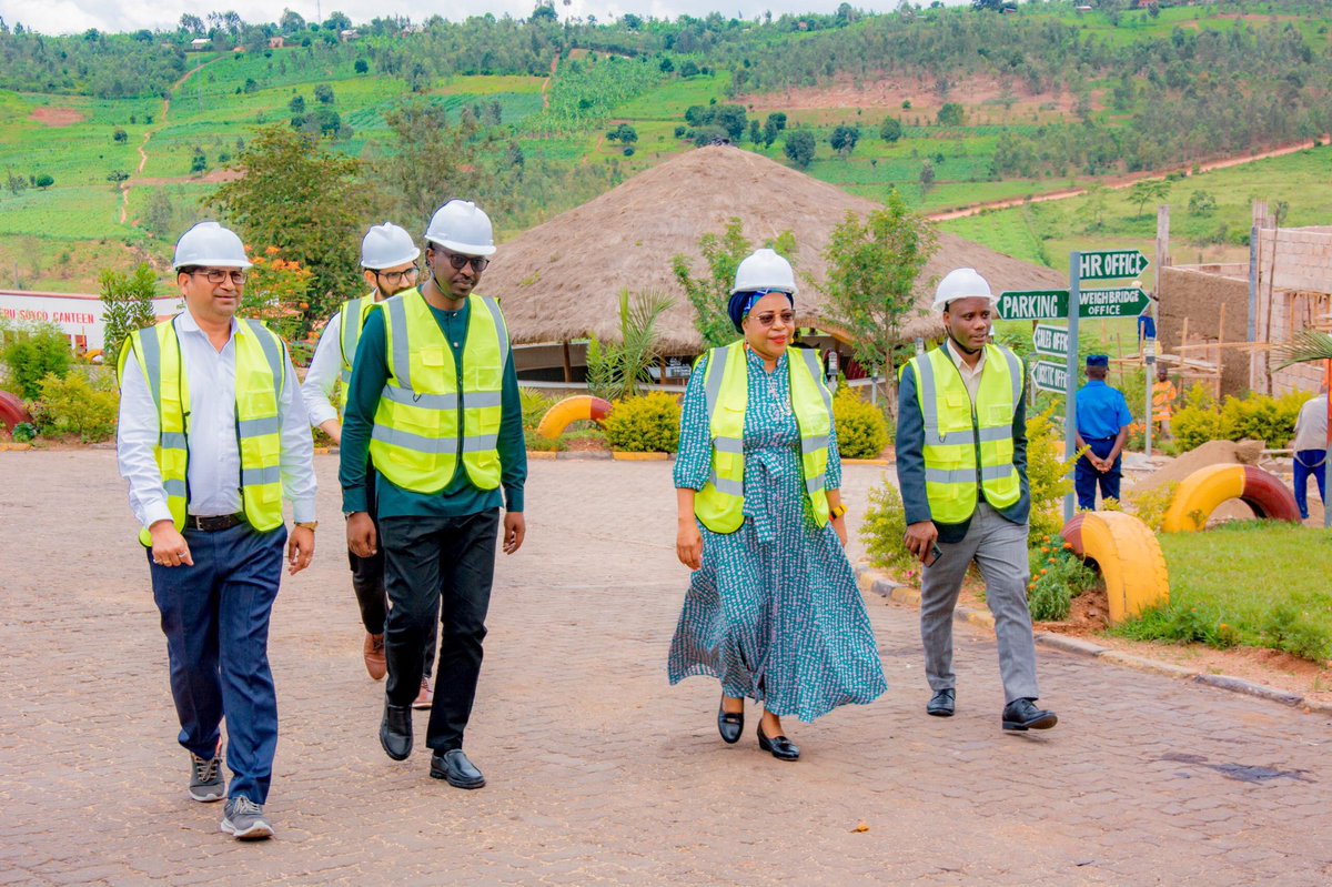 KayonzaDistrict's tweet image. During the visit, @AmbProf_Charity and Mayor @BoscoNyemazi toured Mount Meru Soyco Ltd, a key agribusiness facility in Kayonza that produces cooking oil and soap, showcasing investment opportunities in agro-processing.