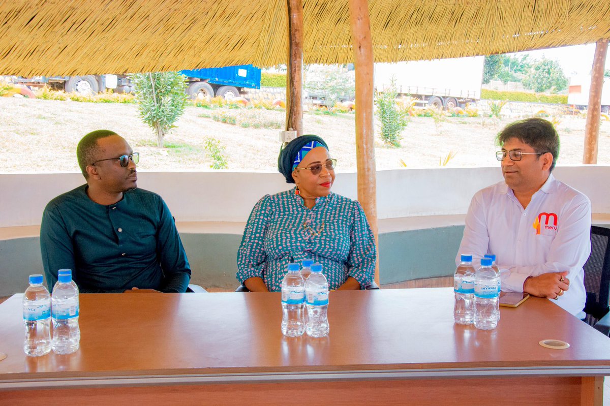 KayonzaDistrict's tweet image. During the visit, @AmbProf_Charity and Mayor @BoscoNyemazi toured Mount Meru Soyco Ltd, a key agribusiness facility in Kayonza that produces cooking oil and soap, showcasing investment opportunities in agro-processing.