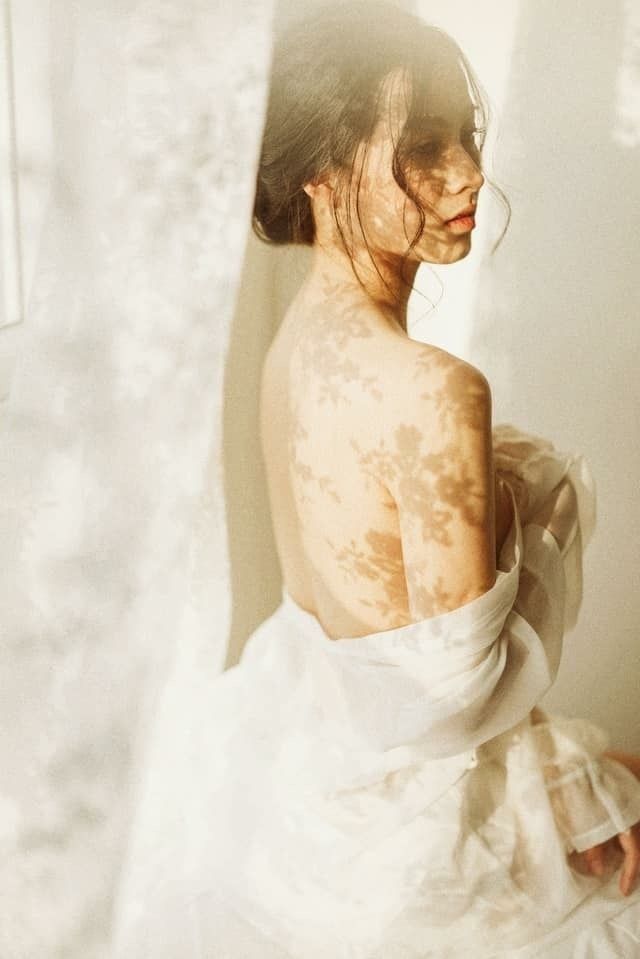 Nous sommes de cette étoffe sur laquelle naissent les rêves, et notre petite vie est entourée de sommeil.
    Willian  Shakespeare