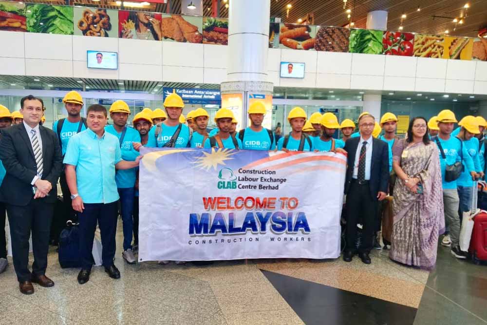 ZajiraNews's tweet image. অবশেষে জটিলতা কাটিয়ে মালয়েশিয়া গেলেন আটকে পড়া ৬০ কর্মী #stranded #workers #finally #overcome #complications #return #Malaysia #ZajiraNews #NewsOfZajira #JajiraNews #Jajira #Zajira #News 
বিস্তারিত নিউজ  লিংকে : zajira.news/%e0%a6%85%e0%a…