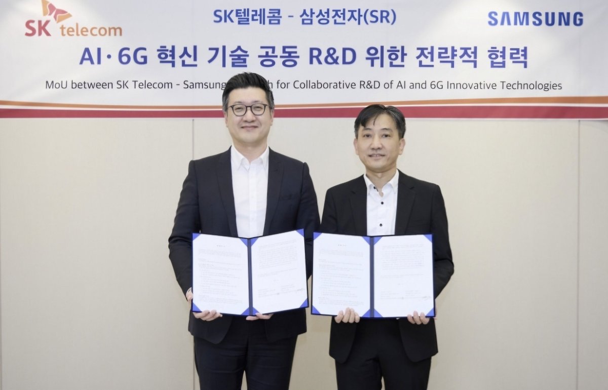 techdergi's tweet image. 📍​Samsung ve SK Telecom, 6G dönemine liderlik etmek için güçlerini birleştirdi.

İki şirket gelecek nesil 6G mobil iletişim teknolojisine öncülük etmek amacıyla, Yapay Zeka Tabanlı Radyo Erişim Ağı (AI-RAN) teknolojisinin geliştirilmesi için bir sözleşme imzaladıklarını duyurdu.…