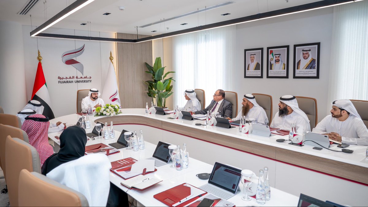 محمد الشرقي يترأس اجتماع جامعة الفجيرة ويطلع على خططها وبرامجها

#محمد_بن_حمد_الشرقي 
#الفجيرة