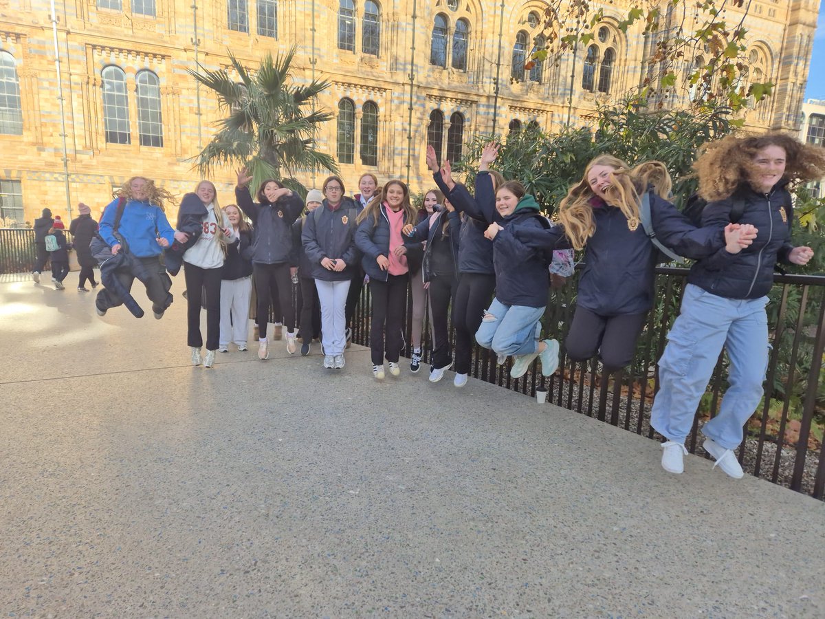 Laurel Hill Coláiste tweet media