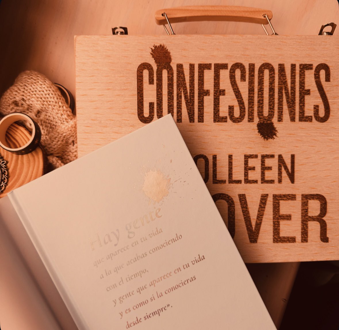 FiebreLectora's tweet image. El último libro de Colleen Hoover que ha llegado a España, de cabeza a romper corazones 🥲

Reseña: fiebrelectora.blogspot.com/2025/11/resena… @Titania_ed