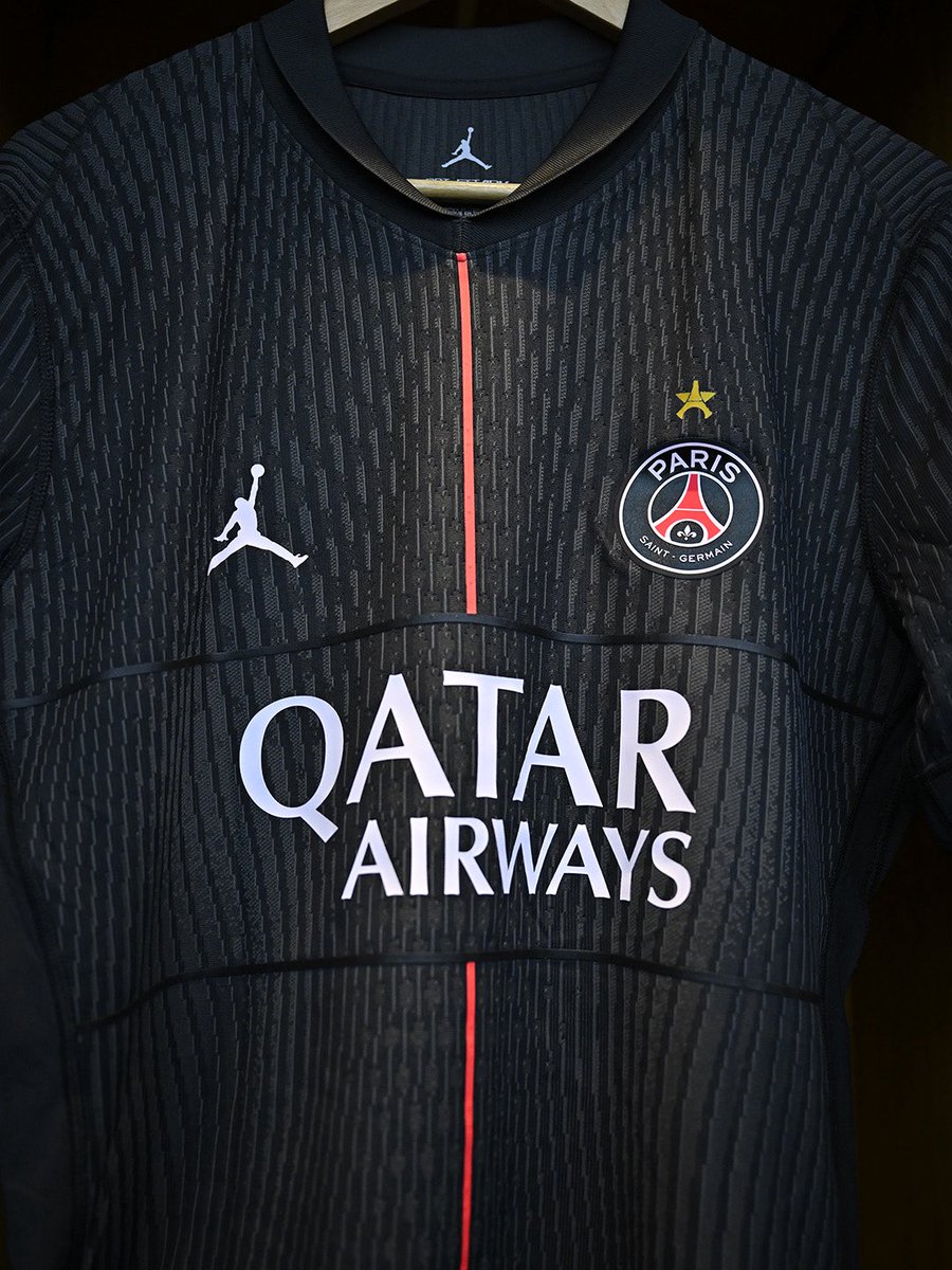 _BeFootball's tweet image. 🚨 𝗟𝗘 𝗣𝗦𝗚 𝗝𝗢𝗨𝗘𝗥𝗔 𝗔𝗩𝗘𝗖 𝗦𝗢𝗡 𝗡𝗢𝗨𝗩𝗘𝗔𝗨 𝗠𝗔𝗜𝗟𝗟𝗢𝗧 𝗙𝗢𝗨𝗥𝗧𝗛 𝗖𝗘 𝗦𝗢𝗜𝗥 𝗖𝗢𝗡𝗧𝗥𝗘 𝗧𝗢𝗧𝗧𝗘𝗡𝗛𝗔𝗠 ! 🖤✨

📸 @PSG_inside