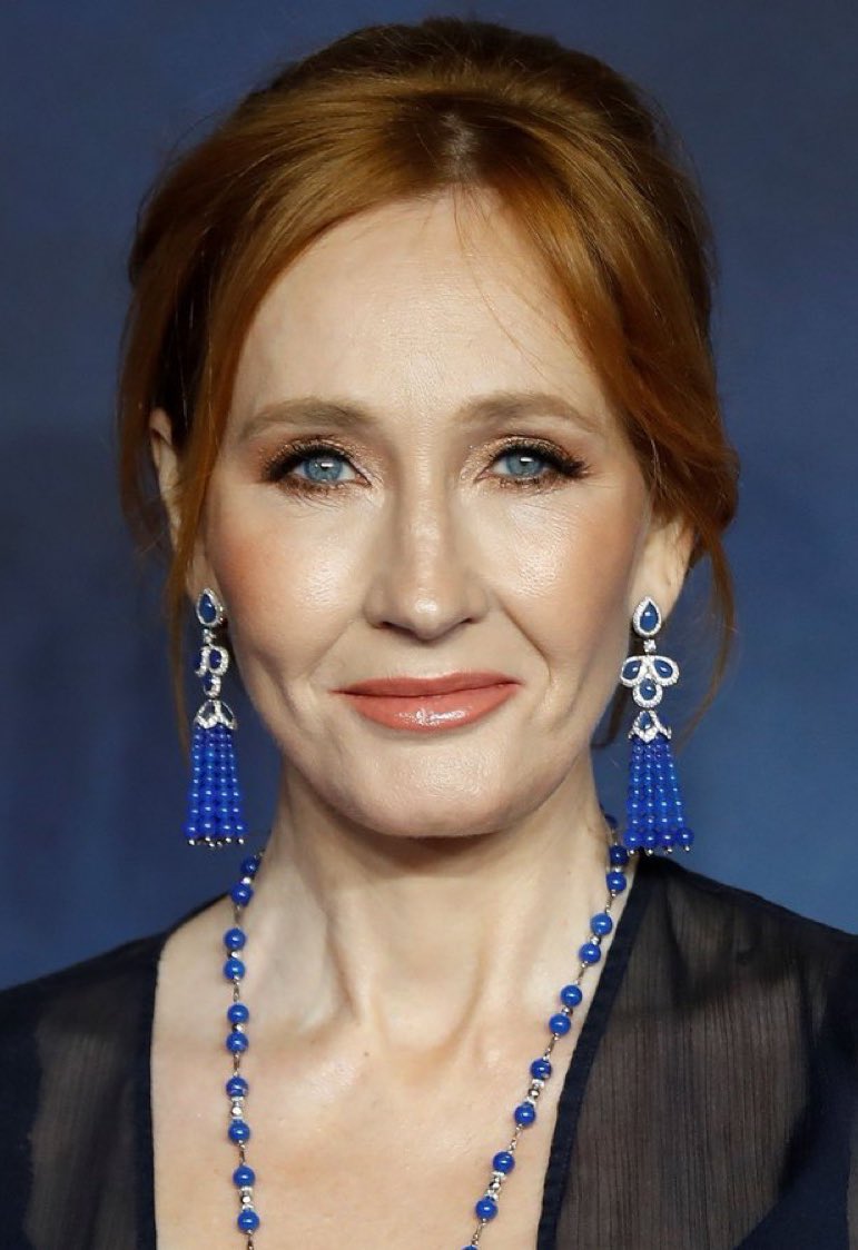 eduardomenoni's tweet image. La legendaria autora de Harry Potter, JK Rowling, dice que todas las mujeres trans son simplemente HOMBRES que se hacen pasar por mujeres. ⚠️

¿Estás a favor de sus declaraciones?