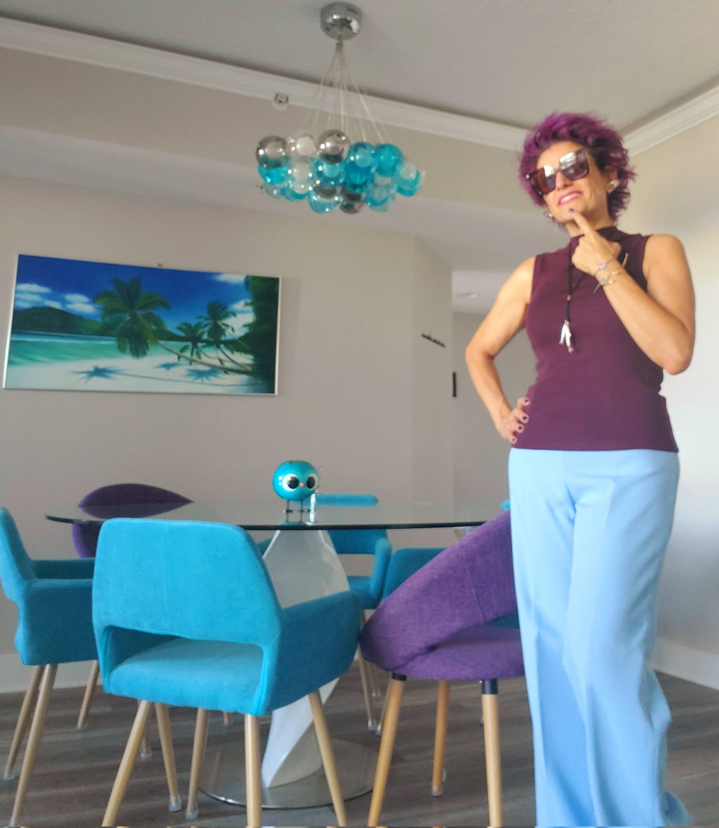 RealtySFL's tweet image. Am I part of the furniture?
#fallinFL #fallcolors #realestatetips #realestateagent