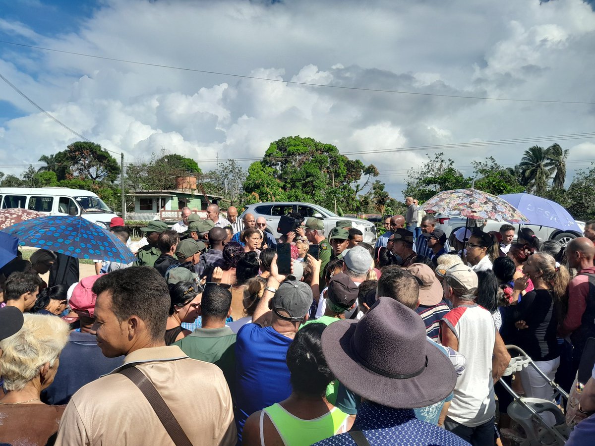 🇨🇺Fluido encuentro con el presidente del Consejo de defensa nacional <a href="/DiazCanelB/">Miguel Díaz-Canel Bermúdez</a>. En Levisita, Canta la rana y Centro comunal el Purio, el mandatario comprobó la marcha de la recuperación en zonas afectadas por #Melissa en #Mayarí. #Cuba #HolguínSí