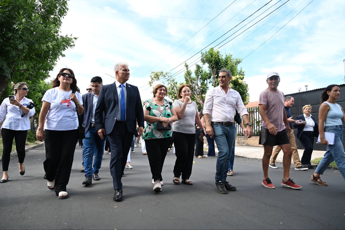 claudiojpoggi's tweet photo. Acompañé al Intendente @gastonhissa en la inauguración de pavimento en el Barrio Maximiliano Toro de la CIUDAD DE SAN LUIS. Los resultados del Acuerdo Pcia - Municipios Construyendo con tu Pueblo ya están a la vista. Bien 👏 https://t.co/GThtpbbaku