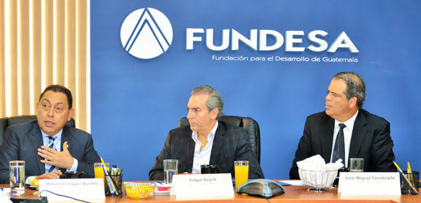 pchicola's tweet photo. En las últimas semanas, @republicagt se quiso vender como medio anti-corrupción y les recordaron que en sus filas sobran los corruptos.

@salva_paiz y @FUNDESA se quisieron vender como campeones anti-narcos, y les recordaron que en el pasado han coexistiso y apoyado narcos. https://t.co/XGpGN4zPry